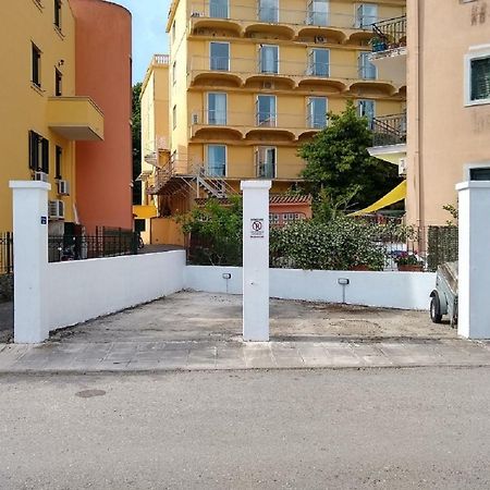 The Bluehouse - Spacious Top Floor Flat With Parking, By Mon Repos Beach Corfu  Buitenkant foto