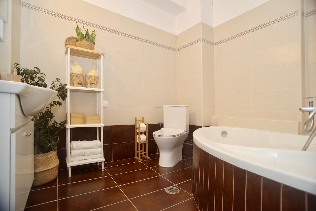 The Bluehouse - Spacious Top Floor Flat With Parking, By Mon Repos Beach Corfu  Buitenkant foto